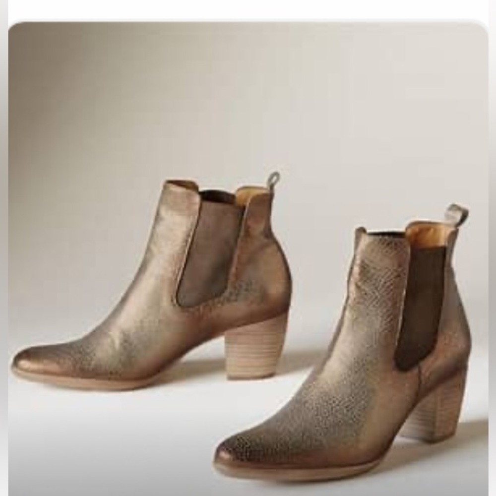 New, unworn Sundance Belem Short Boots, size 38 (Euro), U. S. 7.5, in platinum